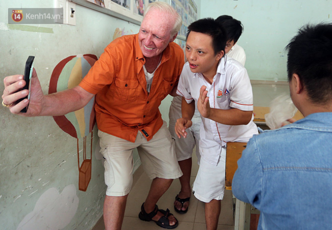 Suốt 3 năm qua, ông Matt trở thành người bạn thân thiết của những nạn nhân da cam tại Đà Nẵng .