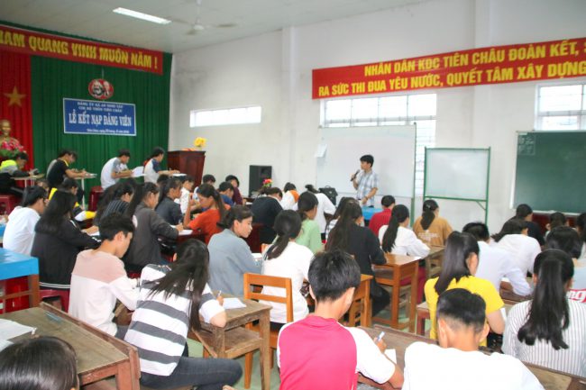 Lớp học miễn phí của anh Hoàng tại nhà văn hóa thôn Tiên Châu.