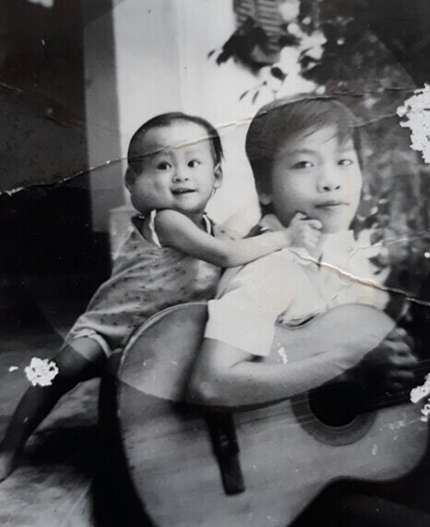 Dù trải qua tuổi thơ bệnh tật, Ái Vi vẫn thích cười, yêu đời. Ảnh chụp năm 1989 của Vi và cậu Út.