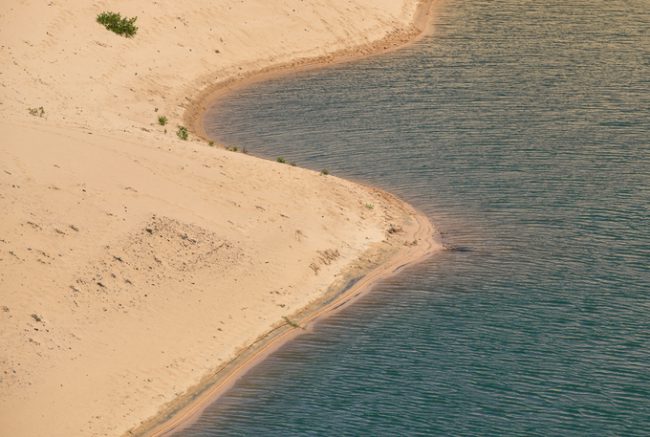 Một hồ nước hình thành trong hố cát sâu khoảng 100 m ven đầm Thị Nại, nằm cách chân cầu vượt biển khoảng 3 km về hướng đi Eo Gió.
