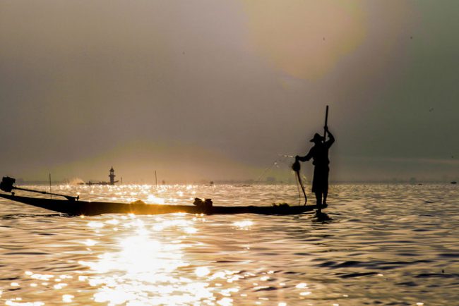 Hồ Inle nằm ở trung tâm bang Shan, cách thành phố Yangon gần 600 km. Với diện tích khoảng 220 km2, đây là hồ nước ngọt lớn thứ hai ở Myanmar, nằm ở độ cao khoảng 889 m so với mực nước biển, bao quanh là núi cao. Cuộc sống trên hồ Inle được ví như một thế giới cổ xưa bị lãng quên, tách biệt hoàn toàn với nhịp sống xô bồ bên ngoài.
