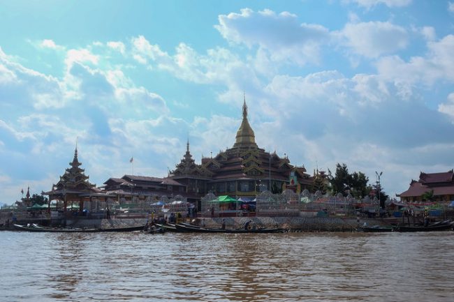 Tuy nhiên, với người Myanmar, chùa chiền mới là nơi quan trọng để trẻ em tu tập. Theo truyền thống, tất cả trẻ em từ 5 tới 16 tuổi đều có thể lên chùa tu tập làm tiểu Sa di để báo hiếu gia đình. Trong hình là Phaung Daw Oo, một trong những ngôi chùa lớn nhất ở Inle.