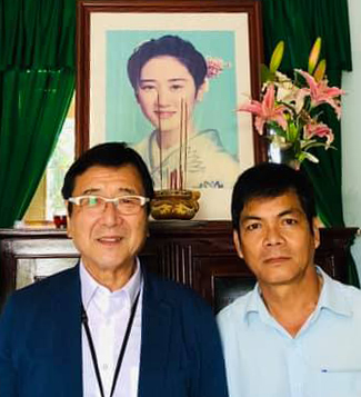 Ông Takahashi (trái) tại phòng truyền thống của trường tiểu học Junko, trước di ảnh con gái ông, hôm 14/5. Ở tuổi 70, ông vẫn còn bận bịu với những hoạt động giáo dục gắn kết Việt - Nhật. Ảnh: Trần Văn Nam.