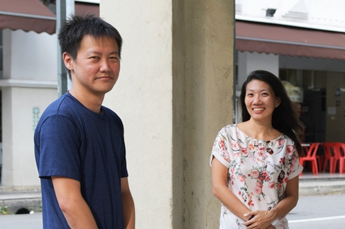 Gary Lee (trái) và Eunice Leow đang nỗ lực giảm chất thải thực phẩm ở Singapore. Ảnh: Pang Xue Qiang.