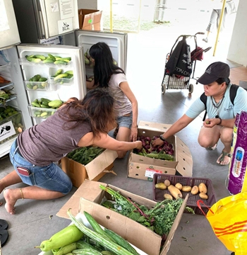 Nhóm Cứu hộ Thực phẩm SG thu gom rau củ và hoa quả, rồi phân phối chúng tại các tủ lạnh công cộng, nơi người cần dùng có thể lấy miễn phí. Ảnh: Facebook.
