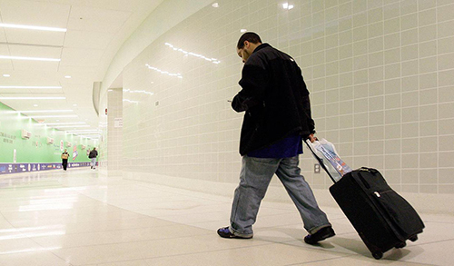 Du khách chỉ cần tự kéo hành lý là có thể tiết kiệm vài đôla khi đi du lịch. Ảnh: Rusty Finch.