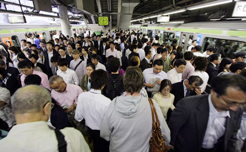 Cảnh đông đúc hàng ngày tại ga tàu điện ngầm Tokyo. Ảnh: Mashable