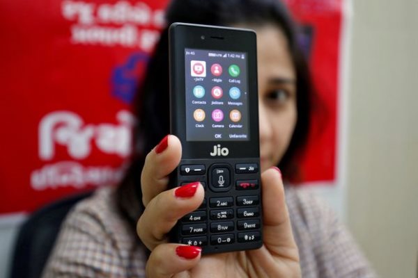 Hãng viễn thông Reliance Jio đã bán được 60 triệu điện thoại cơ bản thông minh JioPhone tại Ấn Độ. Ảnh: Reuters