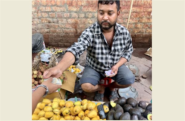 Kamlesh Kumar, 35 tuổi, người bán trái cây trên vỉa hè ở thành phố New Delhi (Ấn Độ), có thể xem phim, nghe nhạc với chiếc điện thoại JioPhone giá 20 đô la. Ảnh: WSJ