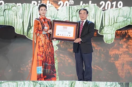 Tổ chức kỷ lục châu Á trao bằng chứng nhận kỷ lục của hang Thiên Đường. Ảnh: Quang Hà.
