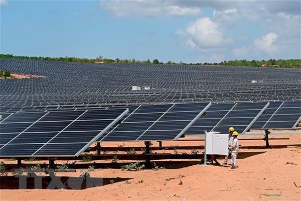 Việt Nam đang hướng đến cơ cấu năng lượng cân bằng thông qua việc phát triển năng lượng tái tạo. Tuy nhiên, việc các dự án điện mặt trời ồ ạt lên lưới cũng gây ảnh hưởng đến các đường dây truyền tải quốc gia. Ảnh minh họa một dự án điện mặt trời tại Ninh Thuận. Ảnh: TTXVN
