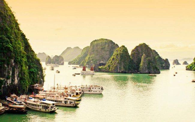 Vịnh Hạ Long (Việt Nam) được UNESCO công nhận là di sản thiên nhiên thế giới với hàng nghìn hòn đảo. Vịnh Hạ Long có phong cảnh tuyệt đẹp nên nơi đây là một điểm du lịch rất hấp dẫn du khách.