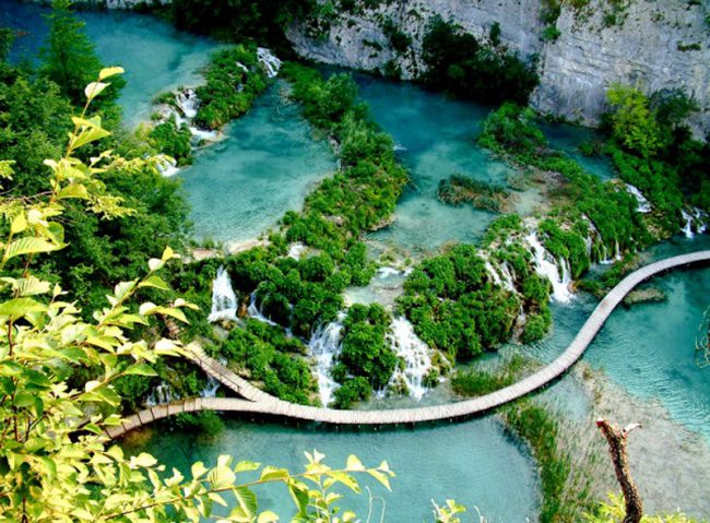 Nằm trong trung tâm Croatia, gần đường biên giới giữa Bosnia và Herzegovina, được bao phủ bởi rừng rậm, hồ Plitvice là một cảnh tượng đẹp mắt, với 16 hồ trong suốt đổ xuống và tạo ra hàng loạt những dòng thác nước giàu chất khoáng.
