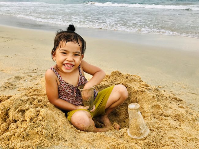 Thế giới của những đứa trẻ làng chài bày ra hồn nhiên trên cát