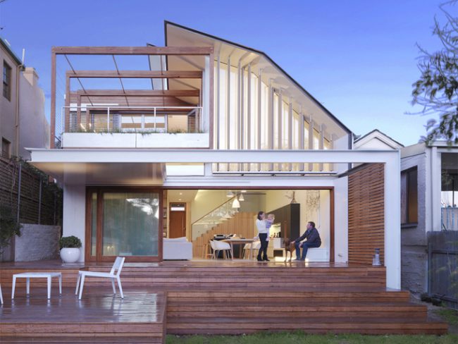 Ngôi nhà 2 tầng mang tên Waverley được xây dựng vào năm 2018 tại Sydney, Australia. Gia chủ là một cặp vợ chồng người Anh mong muốn có một không gian sống tiện nghi, tràn ngập ánh sáng, ít phụ thuộc vào lò sưởi nhân tạo trong mùa đông và hạn chế sử dụng máy lạnh trong mùa hè.