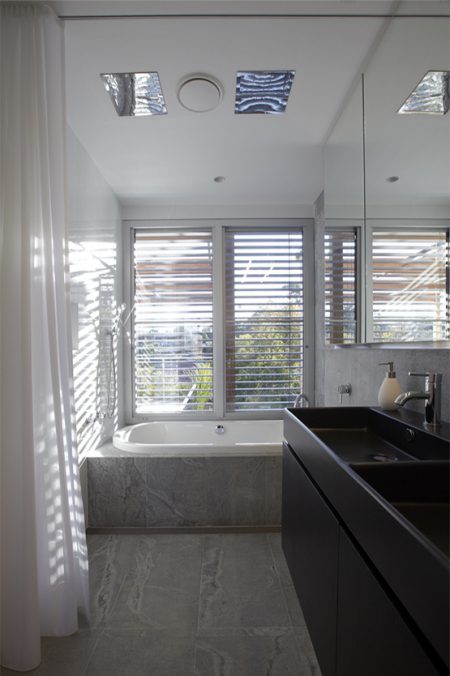 Phòng tắm trên tầng hai có hệ thống nước nóng và làm sáng bằng năng lượng mặt trời, giúp ngôi nhà tiết kiệm năng lượng và hạn chế tối đa việc tác động tiêu cực vào tự nhiên.