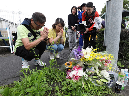 Người dân tưởng niệm các nạn nhân thiệt mạng gần hiện trường vụ cháy xưởng phim của hãng Kyoto Animation. Ảnh: AFP