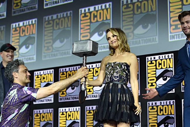 Kỷ nguyên Anh hùng IV (Phase IV) của MCU: Marvel Studios hoàn toàn chiếm sóng San Diego Comic-Con năm nay khi tung ra hàng loạt thông tin mới về giai đoạn tiếp theo của Vũ trụ Điện ảnh Marvel. Kevin Feige khiến công chúng đứng ngồi không yên khi công bố teaser của Black Widow, dàn sao của lần lượt The Eternals (có Angelina Jolie) và Shang-Chi and the Legend of Ten Rings (có Lương Triều Vỹ), sự trở lại của Natalie Portman trong vai trò Thor phiên bản nữ ở Thor: Love & Thunder, cũng như thông báo dự án Blade với Mahershala Ali đóng chính. Ngoài ra, các series lên sóng Disney+ gồm What If?, Loki, WandaVision, Hawkeye và Falcon and the Winter Soldier cũng dần lộ diện. Tất cả khiến tương lai của MCU hậu Avengers: Endgame trở nên cực kỳ đáng chờ đợi.
