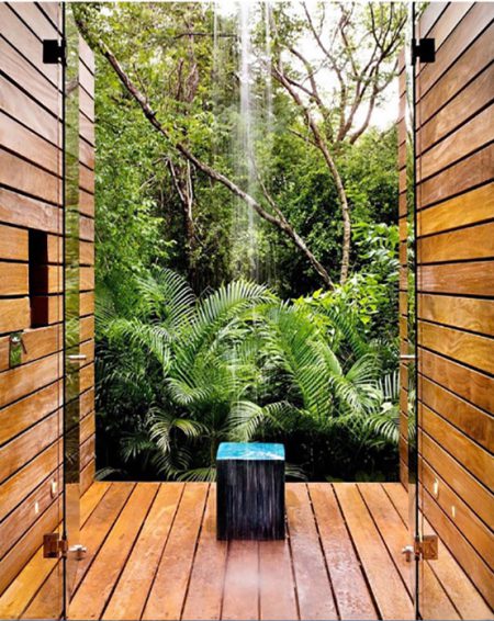 Bạn không cần đi du lịch để tận hưởng thác nước. Phòng tắm với cửa kính giữa vườn cây này có thể biến giấc mơ của bạn thành sự thật.