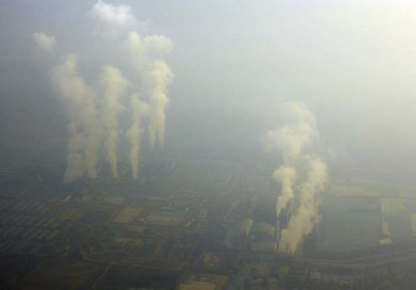 Việc đốt các loại nhiên liệu hóa thạch để chế tạo điện là một trong những yếu tố chính gây ô nhiễm không khí.