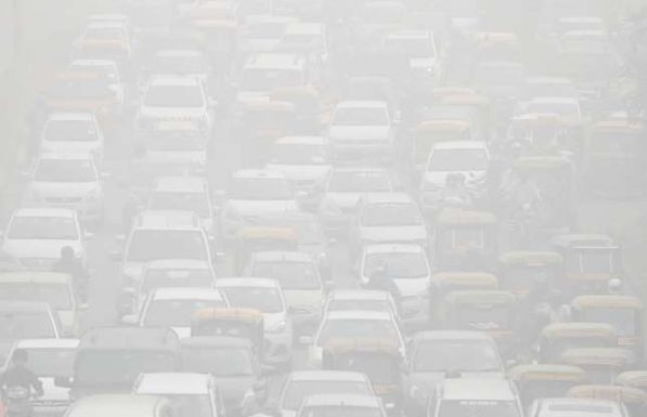 Bên cạnh đó, giao thông vận tải và công nghiệp cũng góp phần không nhỏ vào tình trạng ô nhiễm không khí và cũng là nguồn chính phát thải khí gây hiệu ứng nhà kính.