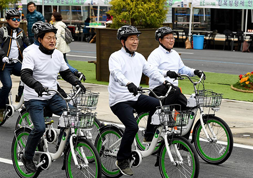 Thị trưởng Park Won-soon (giữa) cùng các quan chức đạp xe ở quận Jongno của Seoul trong chiến dịch phát động "Jongno không ôtô" tháng 4/2018. Ảnh: Korea Times