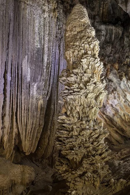 Hệ hống thạch nhũ ở đây được đánh giá là đa dạng và phong phú về giá trị địa chất cũng như hình hài. Động được phát hiện lần đầu tiên bởi Hiệp hội hang động Hoàng gia Anh vào năm 2005, dài 31,4 km.