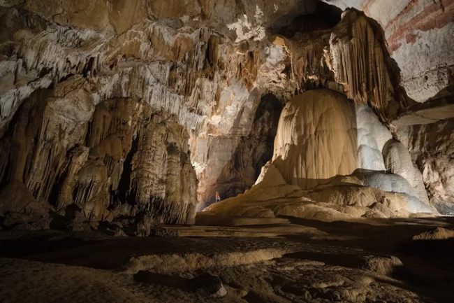 Bước vào hang động, du khách được chiêm ngưỡng vẻ đẹp của kỳ quan thiên nhiên được kiến tạo từ hàng chục triệu năm trước.