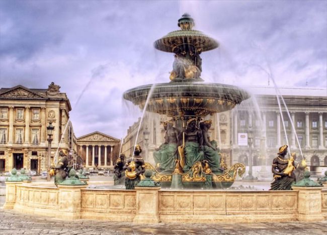 Hồ nước và đài phun nước trước cửa Nhà hát lớn Paris (ảnh tư liệu)