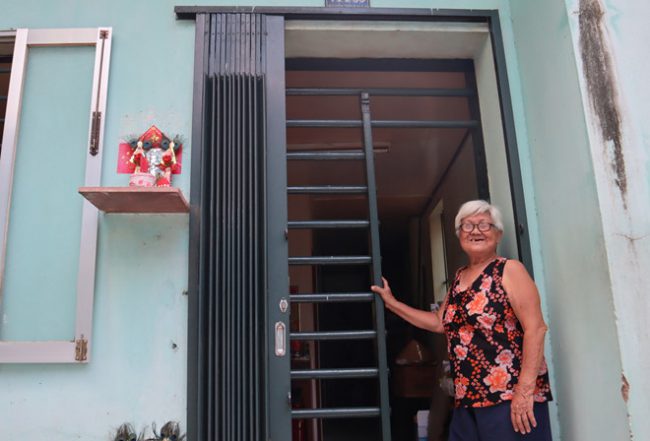 Cụ bà Lưu Muối (85 tuổi) - một trong những cư dân lâu đời của hẻm