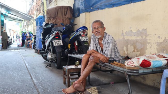 Ông Sử Bị kê một chiếc giường xếp ăn ngủ ngay trong hẻm