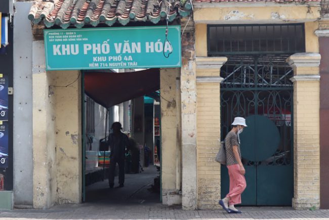 Hẻm nằm sát vách tường trường THCS Mạch Kiếm Hùng