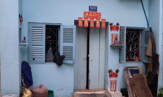 Một số nhà vẫn còn giữ kiểu 2 cửa sổ bằng gỗ nhỏ 2 bên, trước nhà treo nhiều giấy đỏ