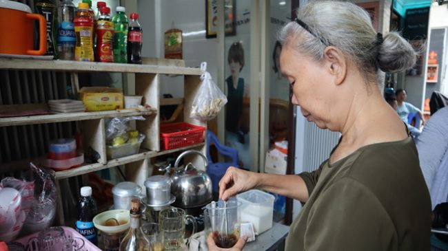 Bà Tăng Thị Nương có quán cà phê cóc ở trong Tuệ Huê lý