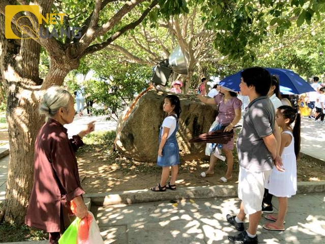 Đây là cụ bà làm công quả lâu năm ở chùa Linh Ứng – Bãi Bụt. Bà luôn luôn phải nhắc nhở du khách đừng cho khỉ đồ ăn kẻo tạo thói quan xấu cho chúng và hầu như không ai nghe theo lời bà!
