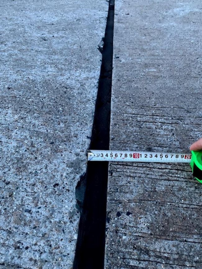 Bê tông, xi măng bị dịch chuyển và chênh cao độ tại khu vực tiếp giáp giữa đường CHC 11R/29L và đường lăn S1 khu vực sân quay đầu Tây. (Ảnh: PLO)