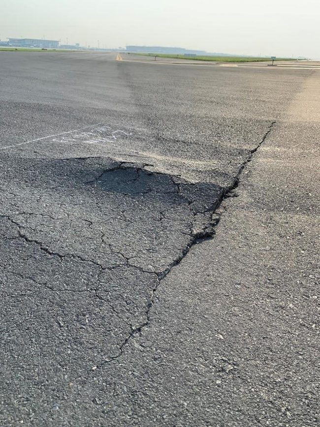 Hư hỏng bê tông nhựa khu vực S3 tiếp giáp đường CHC 11L/29R. (Ảnh: PLO)