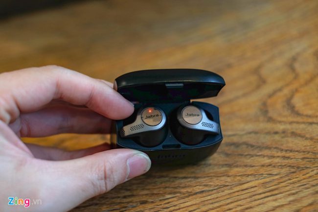 Jabra Elite 65t được bán với giá 4,4 triệu đồng. Model này được thiết kế vừa với tai người đeo, phần đuôi tai nghe không kéo dài. Chiếc tai nghe này mang lại âm thanh cân bằng, chi tiết, dải trung khá ấn tượng, hợp với nhạc hòa tấu hoặc pop. Hạn chế của Elite 65t đến từ âm trầm ở mức trung bình, nên sẽ hơi đuối với các thể loại nhạc như rock, EDM.