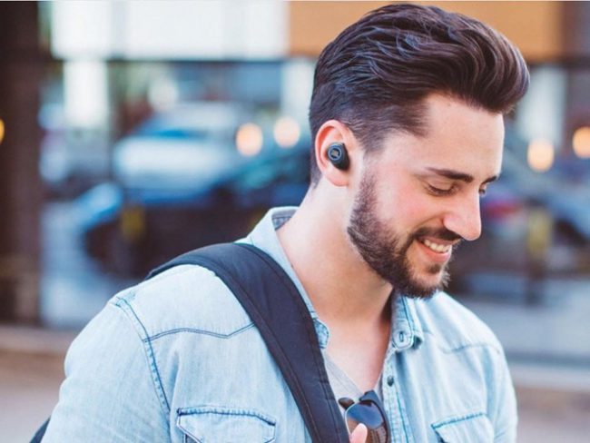 Sản phẩm này mang lại chất âm đặc trưng của JBL, tươi sáng, trẻ trung. Các dải âm được thể hiện rõ ràng, không bị chồng chéo lên nhau. Đặc biệt âm mid và treble của Free X khá tốt, tuy nhiên một vài trường hợp tạo cảm giác hơi chói tai. Model này thích hợp cho những dòng nhạc sôi động như Pop, Country, R&B... ẢNh: PCworld.