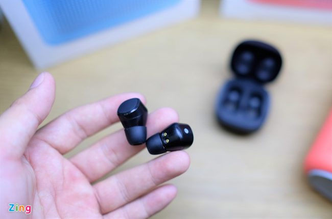 “Nếu xét trong phân khúc dưới 1 triệu đồng thì Tiso i5 là model bán chạy nhất hiện nay bên cửa hàng của mình. Model này có giá 690.000 đồng, phù hợp với sinh viên hay các chú chạy xe ôm công nghệ. Chất âm của thiết bị khá chi tiết, âm lượng lớn hơn các đối thủ”, anh Nguyễn Phước, chủ cửa hàng thiết bị công nghệ trên đường Nguyễn Thị Minh Khai (quận 3, TP.HCM) chia sẻ.