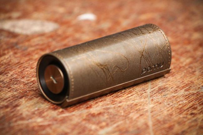 Padmate Pamu Scroll là mẫu tai nghe True Wireless từng gây sốt trên trang Indiegogo. Điểm nhấn của Pamu Scroll không nằm ở housing mà đến từ dock sạc. Dock sạc có dạng hình trụ với phần nắp ngoài được làm từ da mang đến cảm giác cao cấp. Ảnh: Road.