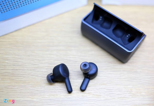 RHA là thương hiệu đến từ Anh. RHA TrueConnect đang được bán tại Việt Nam với mức giá 4,2 triệu đồng. Model này có thiết kế khá giống AirPods nhưng được làm nhỏ, gọn hơn. 