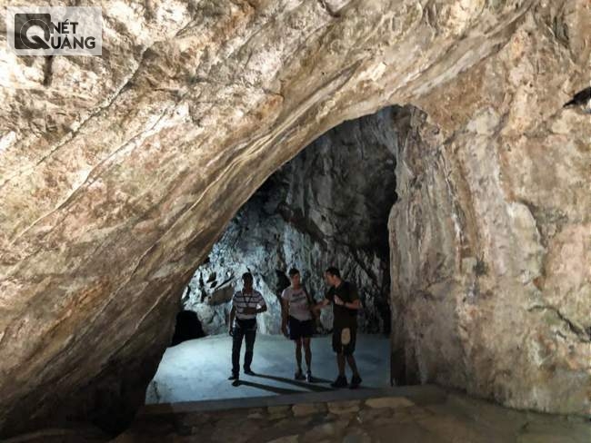 Lối đi vào động Huyền Không, từ động Hoa Nghiêm.