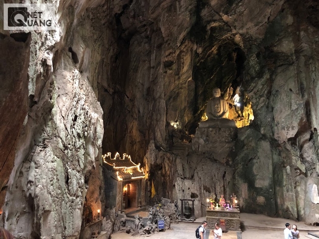 Không gian bên trong động Huyền Không.