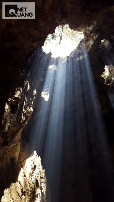 Trần động Huyền Không, với “giếng trời” lấy sáng cho cả động.