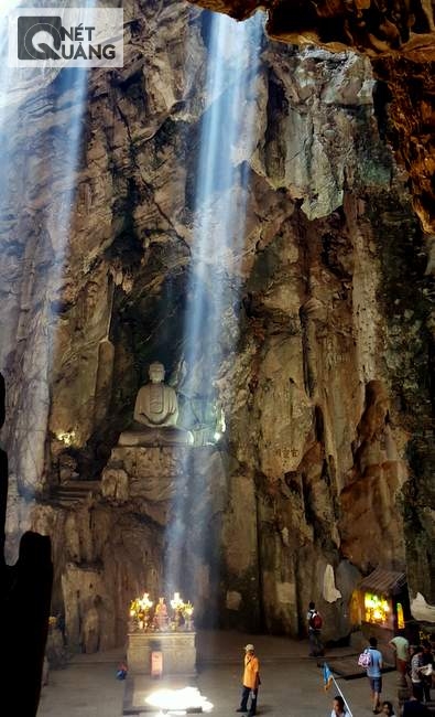 Động Huyền Không được xem là động to, đẹp nhất của Ngũ Hành Sơn.