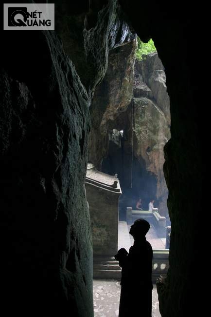 Ngũ Hành Sơn không chỉ thu hút du khách thông thường, mà cả những người tu hành. Trong ảnh là một vị đại đức ở một ngôi chùa trong Nam lặn lội ra Đà Nẵng để thăm viếng ngọn núi này.