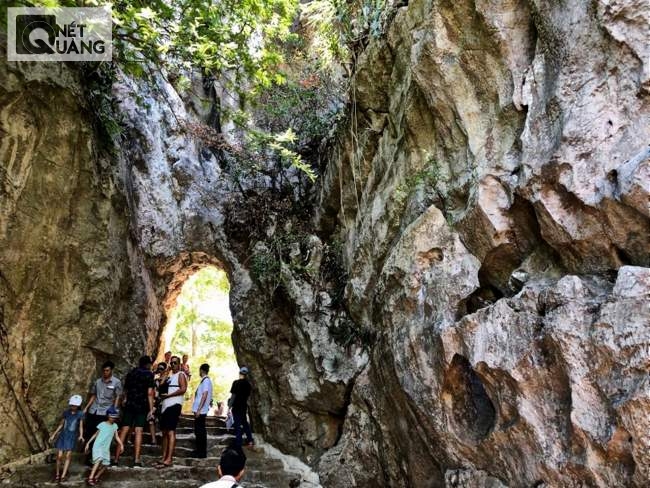 Lối đi trên núi tuy nhỏ, ngắn, nhưng băng qua khá nhiều dốc, bậc tam cấp, vách núi khiến du khách như đi trên một hòn non bộ khổng lồ.