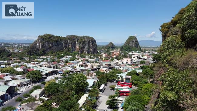 Khung cảnh trên đỉnh hòn Thủy nhìn sang các hòn còn lại của Ngũ Hành Sơn.