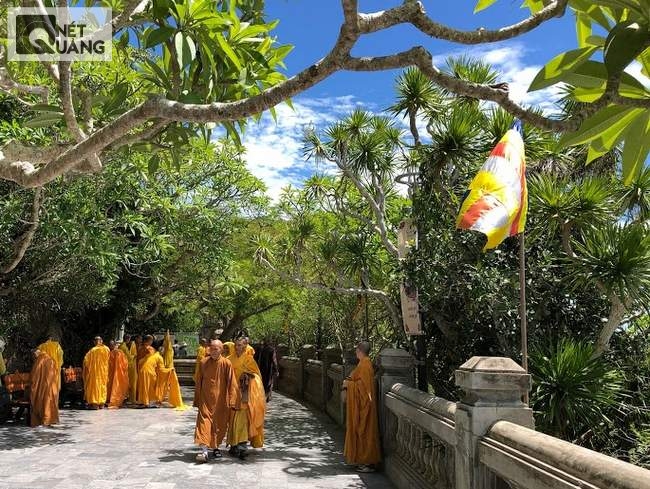 Các nhà sư vừa hành lễ xong ở chùa Linh Ứng.